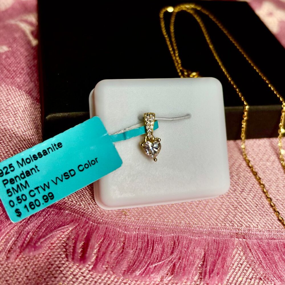 Elegant Gold Necklace with Moissanite Pendant